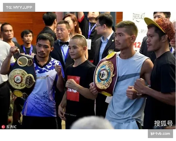 世界拳王争霸赛称重仪式完成，双方对视火药味十足