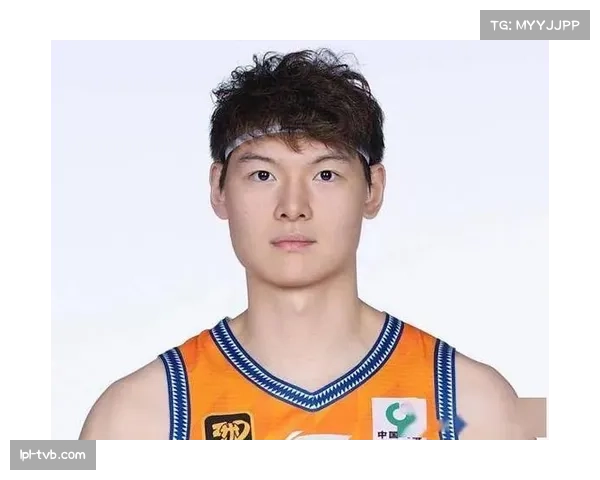 上海队张镇麟快攻上篮误伤队友王哲林 上海队张镇麟快攻上篮误伤队友王哲林