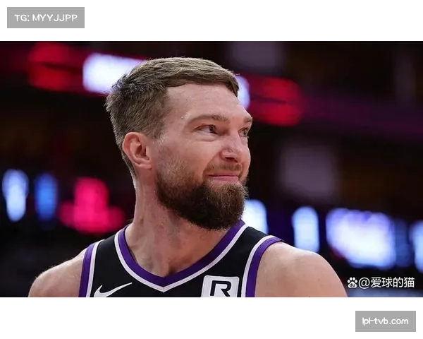 镜头聚焦:萨博尼斯掩护后快速内切,接球吸引三人防守后分外线命中三分 镜头聚焦:萨博尼斯掩护后快速内切,接球吸引三人防守后分外线命中三分